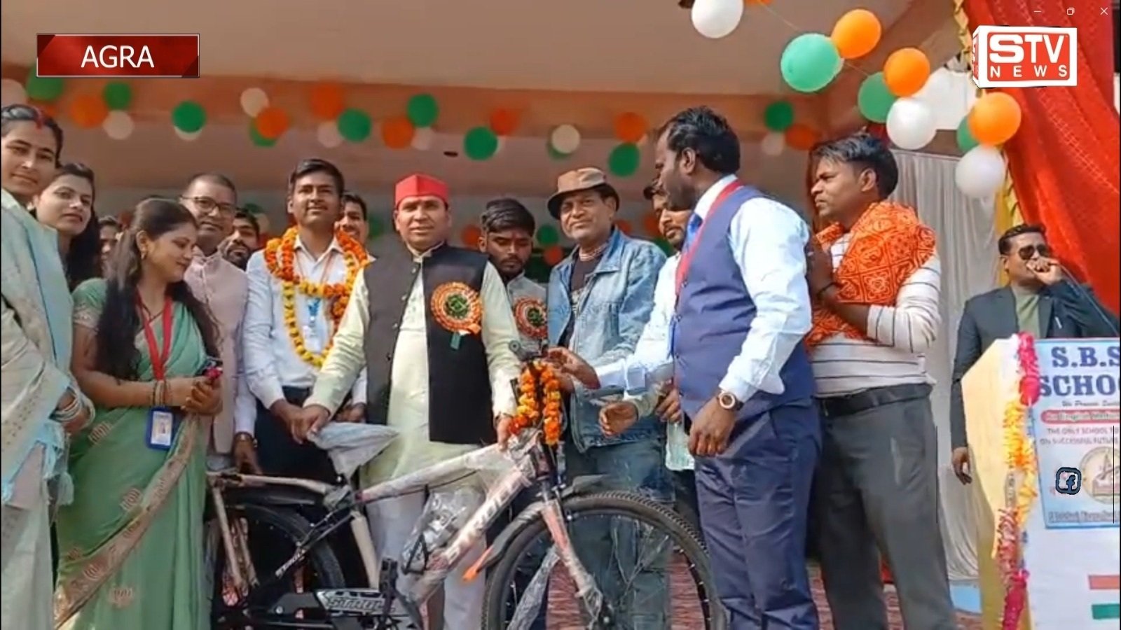 STV News | एसवीएस हाई स्कूल के टॉपर अनिल को सपा नेता गुड्डू दयाल जिलाध्यक्ष ने भेंट की...